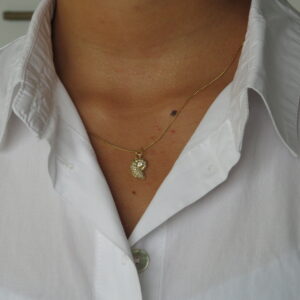 Collar de caracol con zircones con brillo