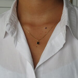 Collar de zircón con brillo azul