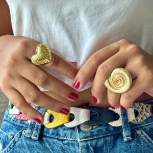 Anillo ajustable de corazón con textura dorado