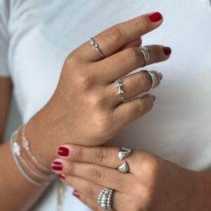 Anillo plateado ajustable trenzado con brillo