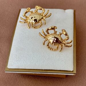 Aretes dorados de cangrejo