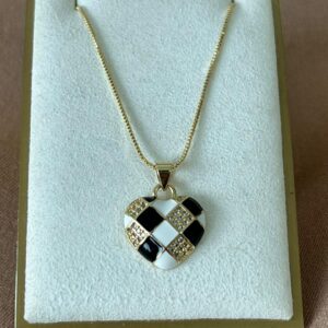 Collar de corazon negro y blanco