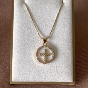 collar de cruz de nácar