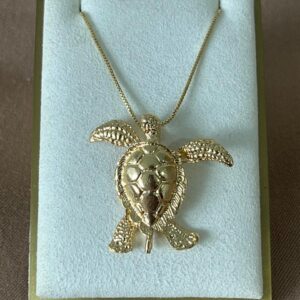 collar de tortuga dorada