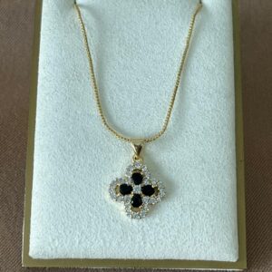 collar de trébol negro con brillo