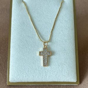 collar de cruz con zircones con brillo