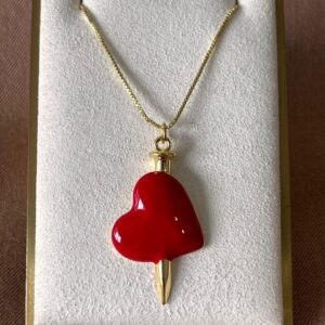 collar de corazon con estaca atravesada