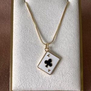 collar de carta de trébol negro