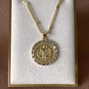 collar de san Benito dorado y plateado