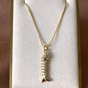 collar de silueta de pescado con brillo
