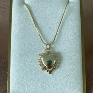 collar de corazon dorado con textura