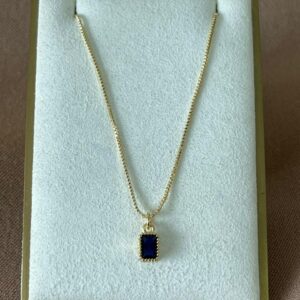 Collar de zircón con brillo azul