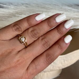 Anillo dorado de corazon entrelazado