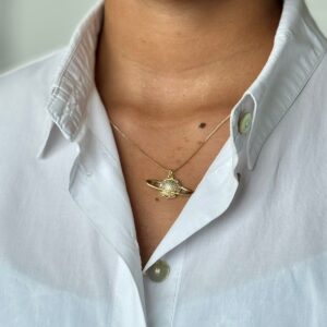 Collar de planeta con zircones con brillo