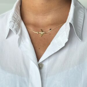Collar de avión atravesado