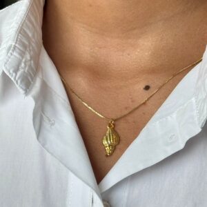 Collar de caracol con textura dorado