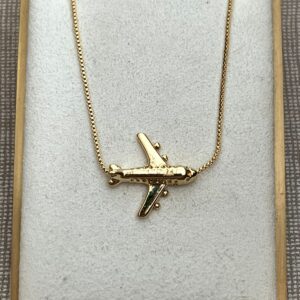 Collar de avión atravesado