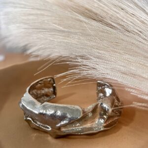 Brazalete plateado con textura