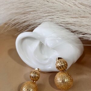 Aretes de balines con textura dorado