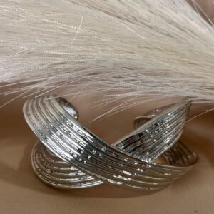 Brazalete plateado cruzado