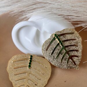 Aretes de hoja y cristales