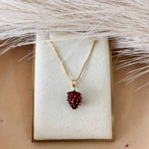 Collar ajustable de fresa rojo vino con textura