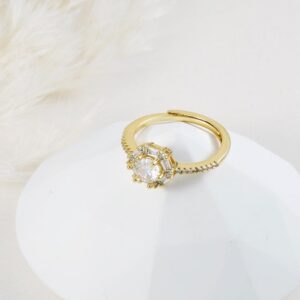 Anillo ajustable con piedra y cristales alrededor