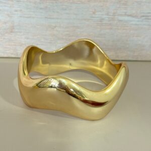 Brazalete dorado liso con ondas