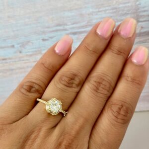 Anillo ajustable con piedra y cristales alrededor