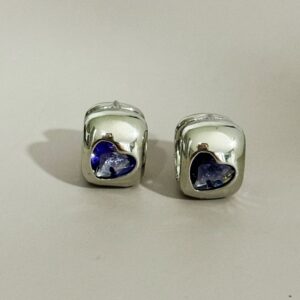 argollas mini plata con corazón de cristal morado
