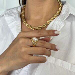 Anillo ajustable de perla con texturas, dorado