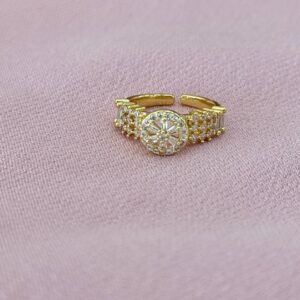 Anillo ajustable de piedritas y brillo, dorado