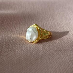 Anillo ajustable de perla con texturas, dorado