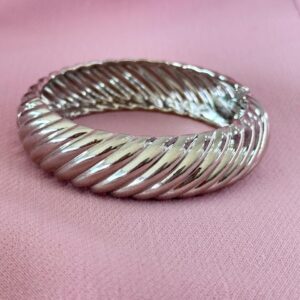 Brazalete con textura plateado