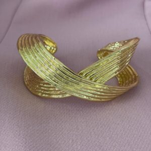 Brazalete cruzado con líneas en dorado