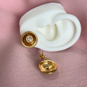 Aretes Topos redondo de color dorado