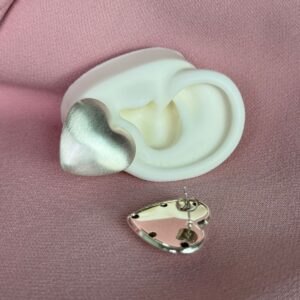 Aretes Topos corazón mate plateado