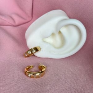 Argolla con piedras incrustadas