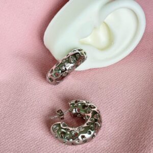 Argollas mediana plateada con perforaciones de corazón
