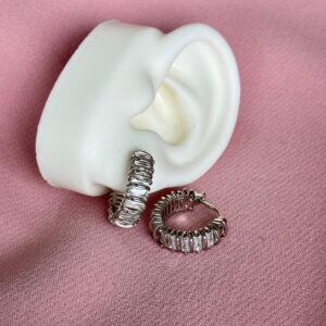 Argollas con piedritas plateada