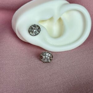 Aretes Topos ovalado con brillo plateado