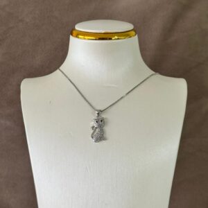 Collar ajustable con dije de gato plateado con brillo