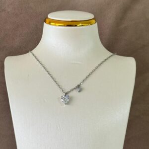 Collar ajustable con dije de piedra de corazón plateado