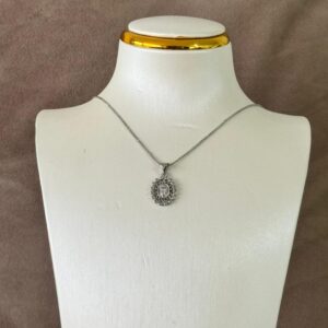 Collar ajustable con dije de pierda y brillo