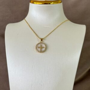 Collar ajustable con dije redondo de cruz con brillo