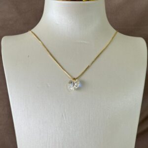 Collar ajustable con dije de piedra de corazón