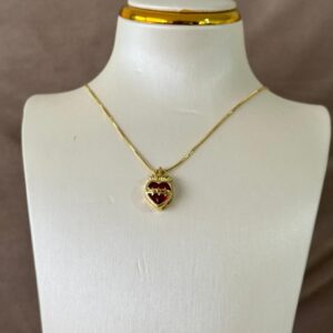 Collar ajustable con dije del sagrado corazón de Jesús