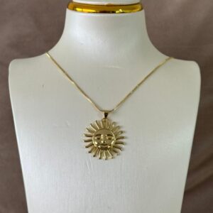 Collar ajustable con dije de sol dorado