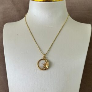 Collar ajustable con dije redondo con medio sol