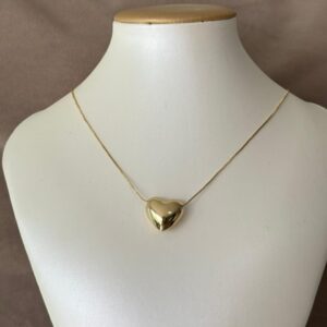 Collar, Gargantilla con dije de corazón dorado